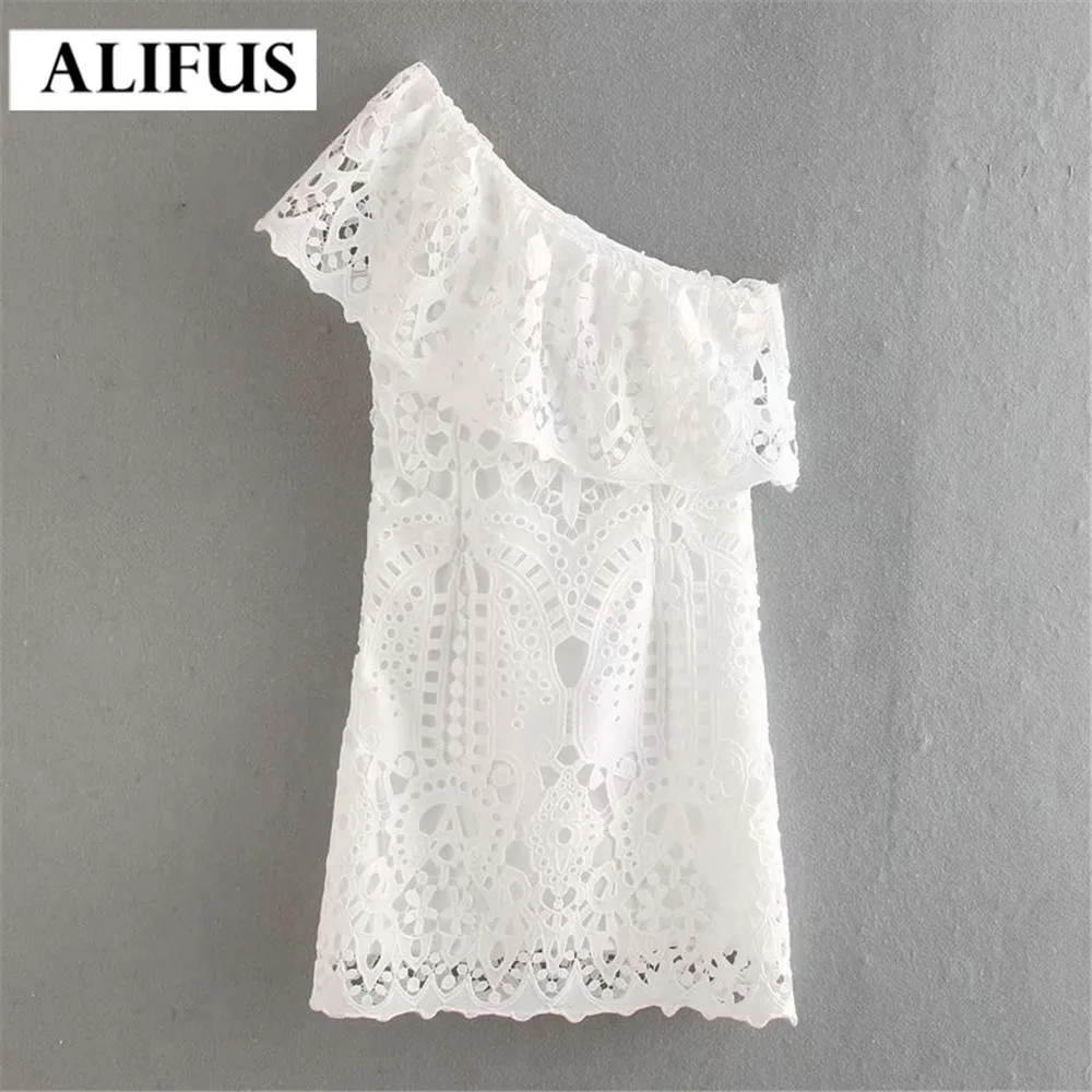 

Женское мини-платье с оборками, косым плечом и каскадными оборками