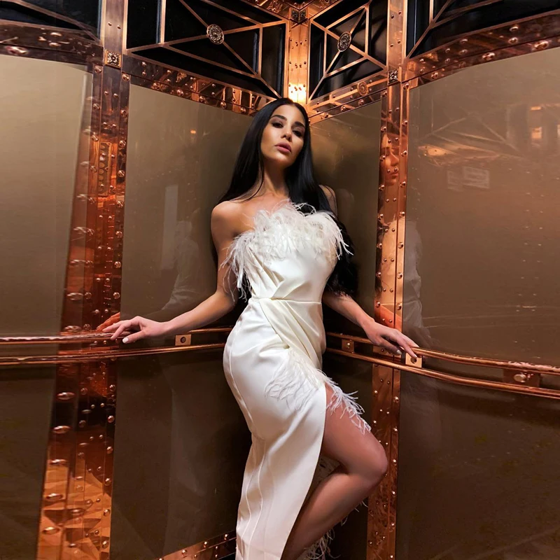 Женское коктейльное платье летнее черно-белое без бретелек с перьями 2019 | Женская