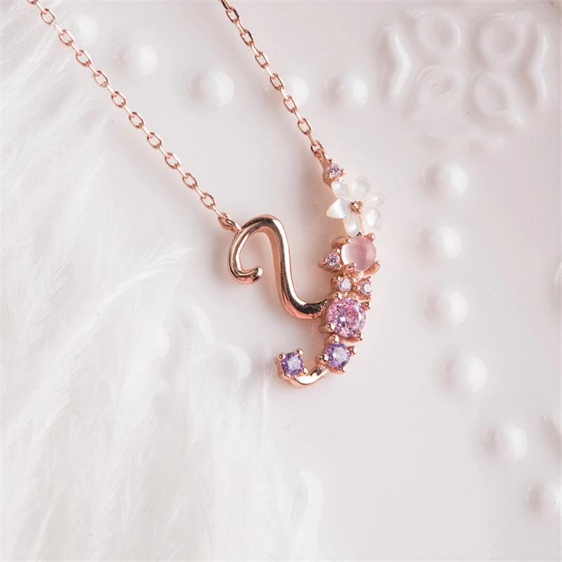 Ожерелье с подвеской в виде букв розового/фиолетового фианита | Украшения и
