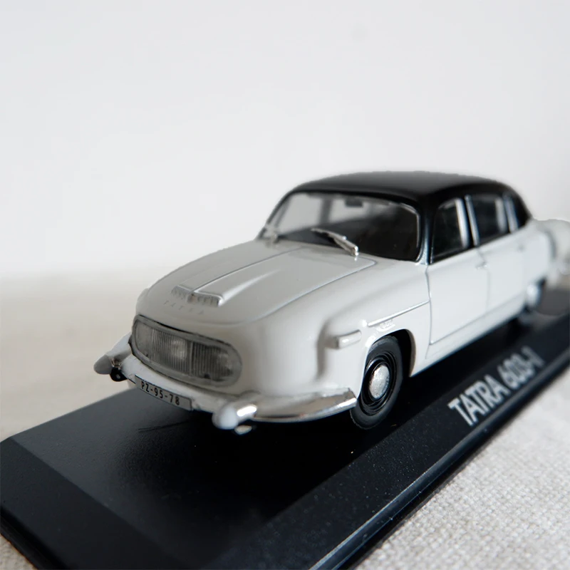 Модель классической винтажной игрушечной машины из сплава 1/43 Чешская Словакия