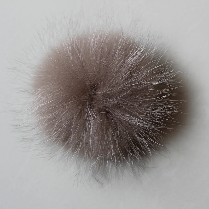 Пушистый помпон. Помпон из меха. Шапка с помпоном из натурального меха. Как сшить помпон из натурального меха для шапки. Шапка с меховым помпоном.