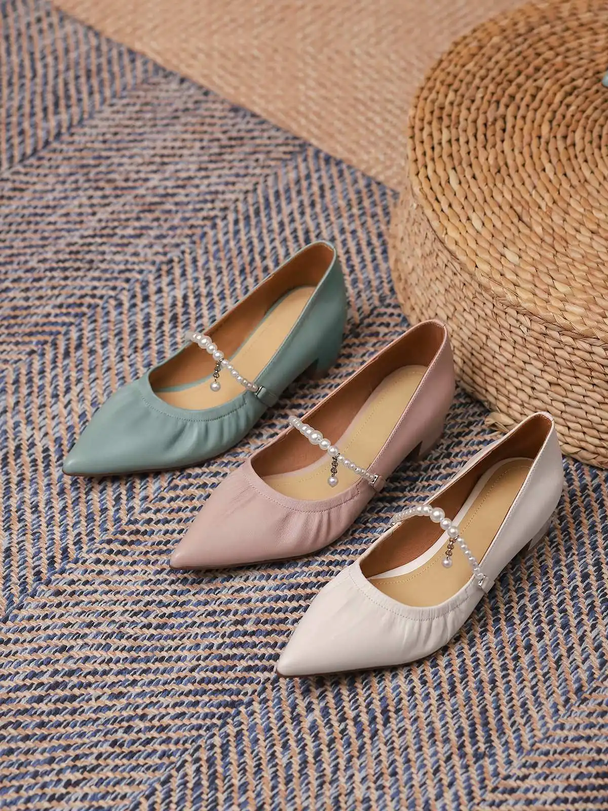 

Krazing pot beauty girls full grain leather beading pearl pleated pointed toe thick med heel slip on dating soft women pumps L28