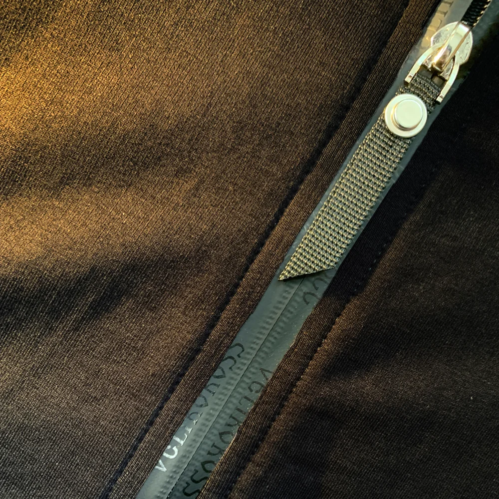 Спортивный костюм Великоросс черного цвета жаккардовые лампасы и брендовые