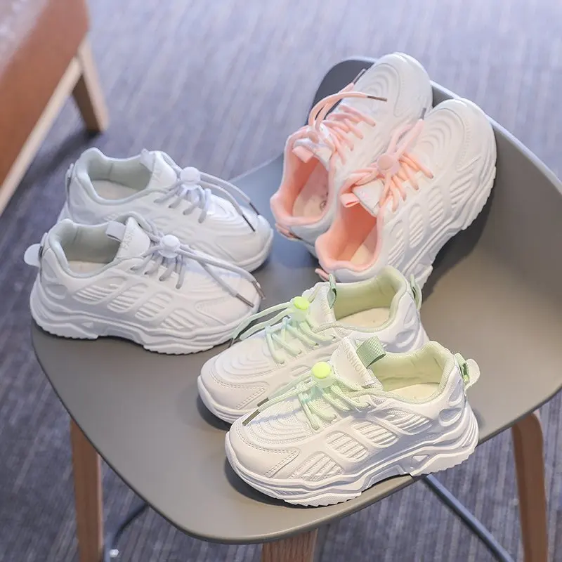 Scarpe bianche per bambini con lacci colorati 2021 moda bambini ragazzo Sneakers Casual neonata scarpe robuste carine Mesh traspirante