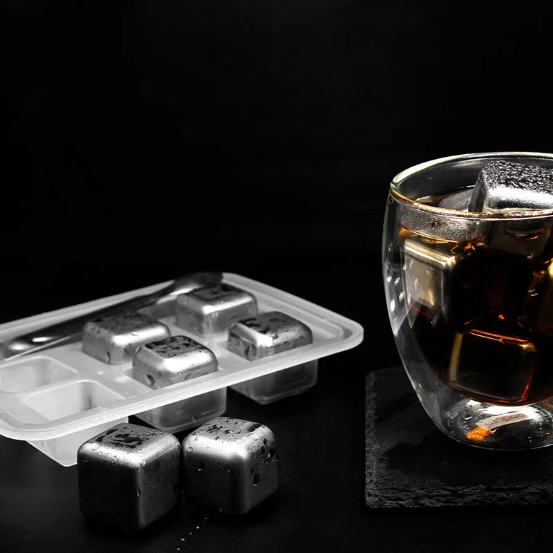 Новый произведенный на одной винокурне кубики льда из камня комплект