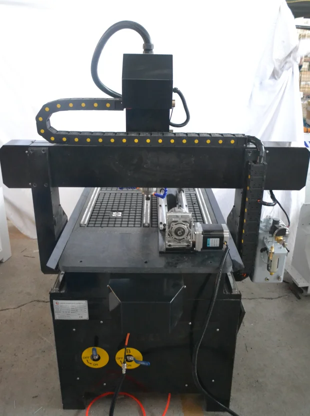 Маленький фрезерный станок с ЧПУ 6090 и вакуумным столом для МДФ алюминия