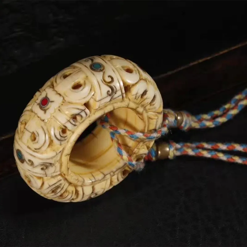 

Fine Tibetan antiques and old antiques full of carved totems inlaid with gems full of old rings, Buddhist treasures