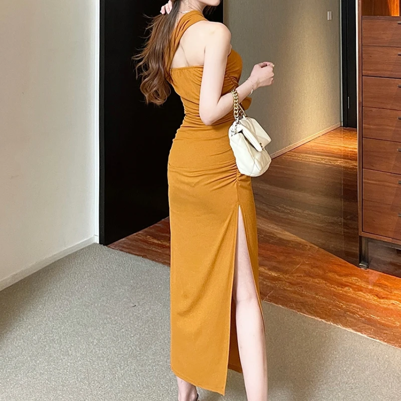 Элегантное женское платье с одним открытым плечом однотонное сексуальное