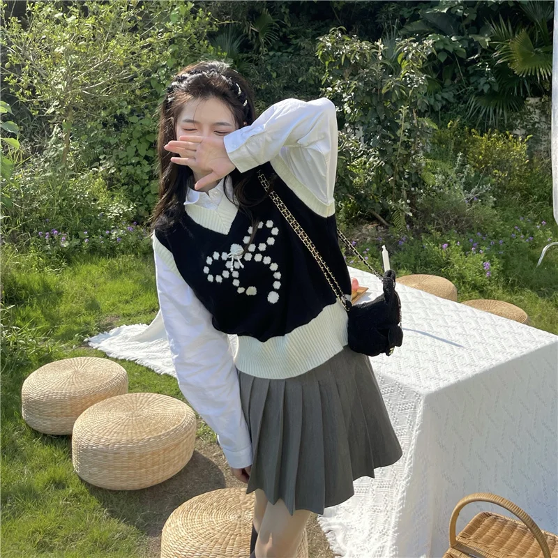 

Осенняя одежда в стиле преппи с V-образным вырезом