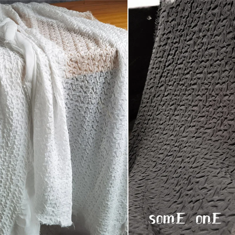 Плиссированная шифоновая ткань черно-белая Геометрическая вогнутая выпуклая