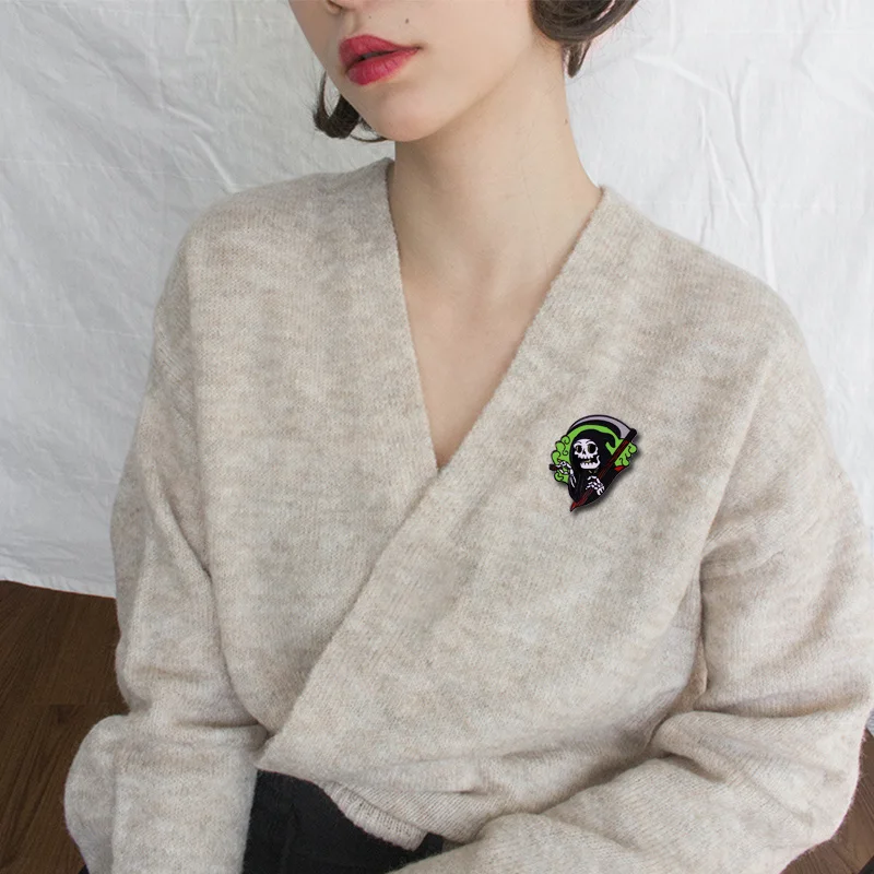 Эмалированная брошь в виде черепа зеленого огня мрачного Жнеца кости смерти