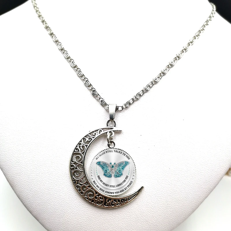 

2020 Fashion Creative Butterfly Woodpecker Cabochon Glass Moon Pendant Clavicle Chain Necklace Birthday Gift
