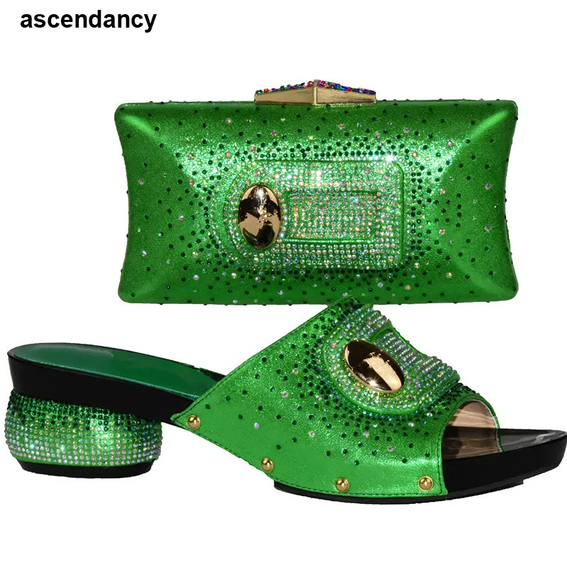 Новейший комплект из обуви и сумки зеленого цвета итальянский дизайн туфель
