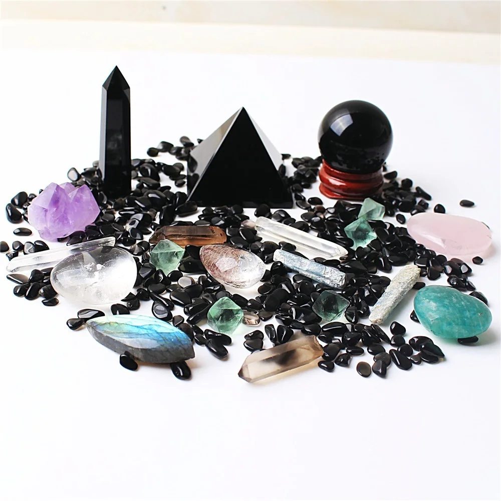 Множество смешанных природных кварцевых кристаллов обсидиан обелиск шар гравий