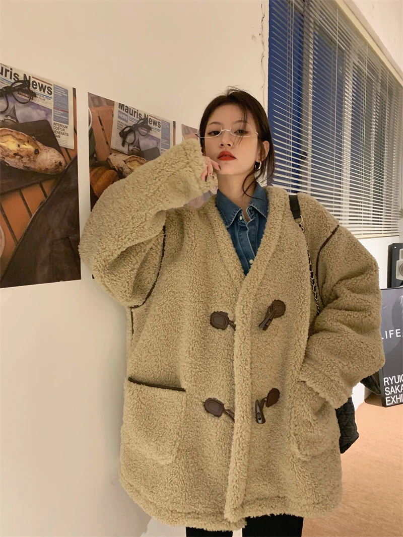 

V-neck horn lambs wool coat female winter 2021 new little upset warm blouse