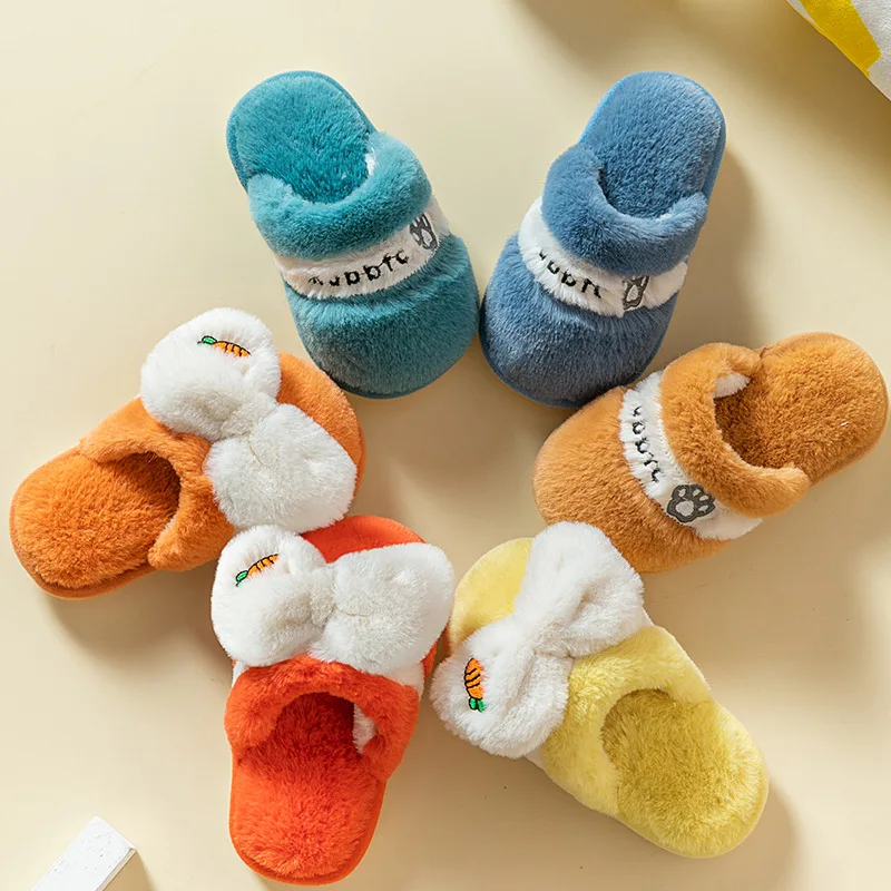 Зимние новые детские тапочки теплая меховая обувь модные домашние с принтом