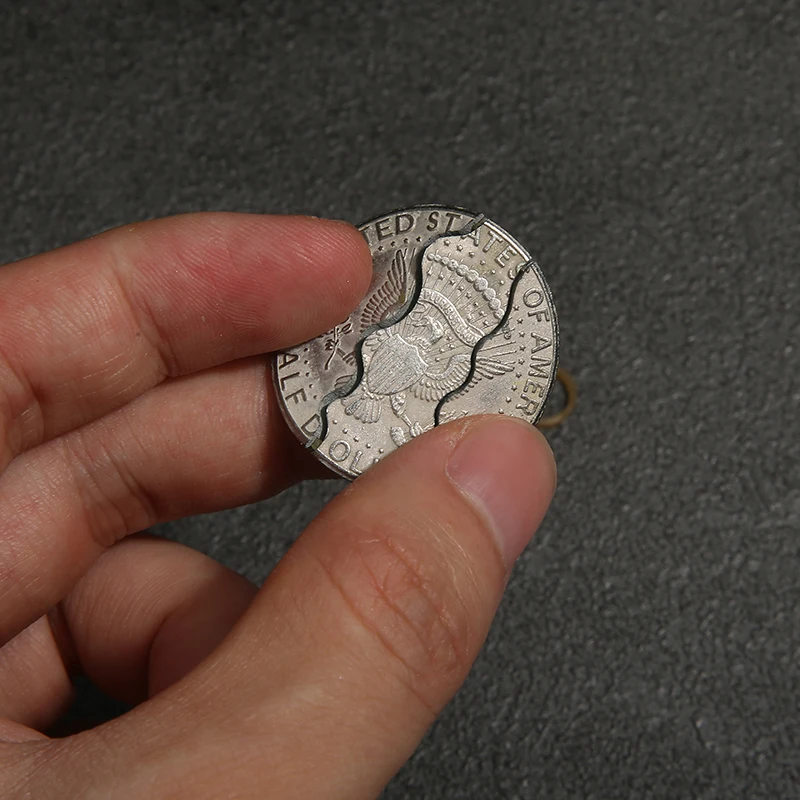 Кусающая монета половина доллара Волшебная в пивной бутылке две складные монеты