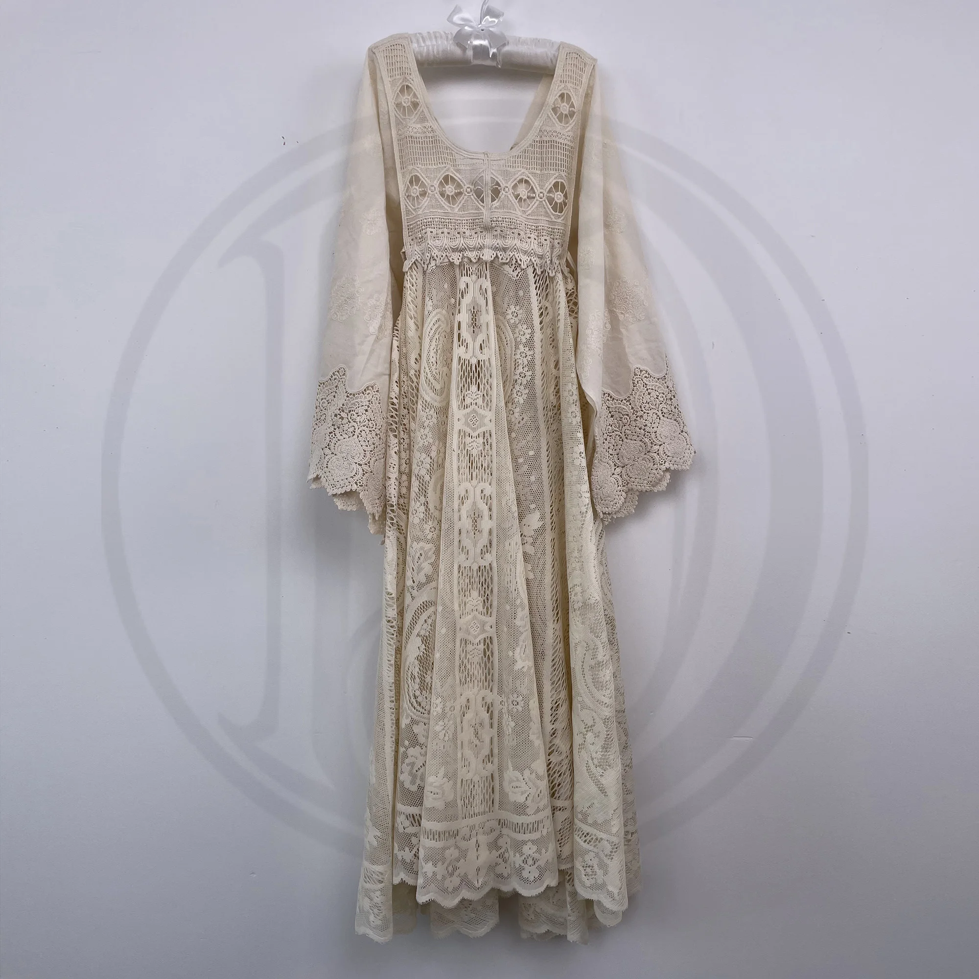 Рисунок 3 - Бежевые кружевные платья Don & Judy для фотосессии