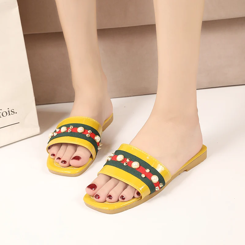 

Сандалии 2021 летние женские тапочки с заклепками Сланцы на плоской подошве сланцы модная женская обувь Размеры 35-40