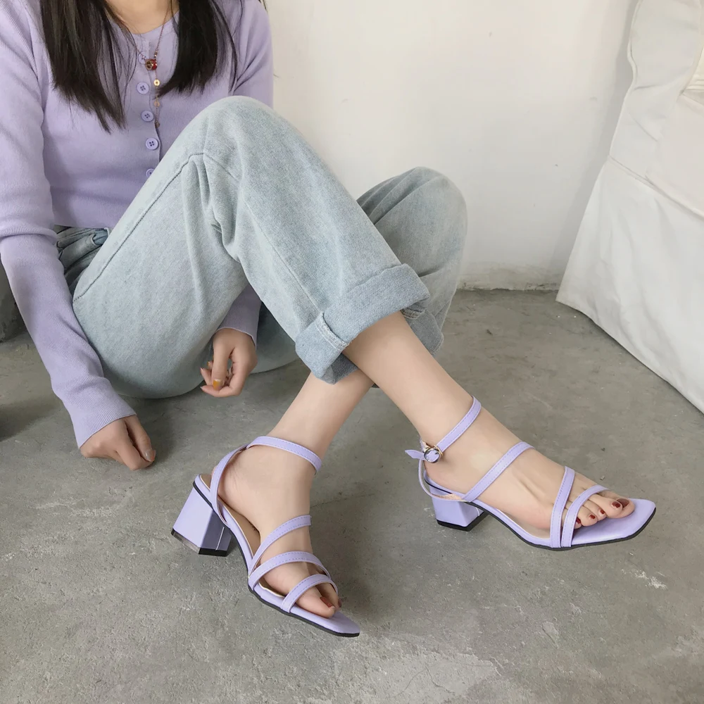 Женские босоножки с открытым носком на толстом каблуке бежевые фиолетовые