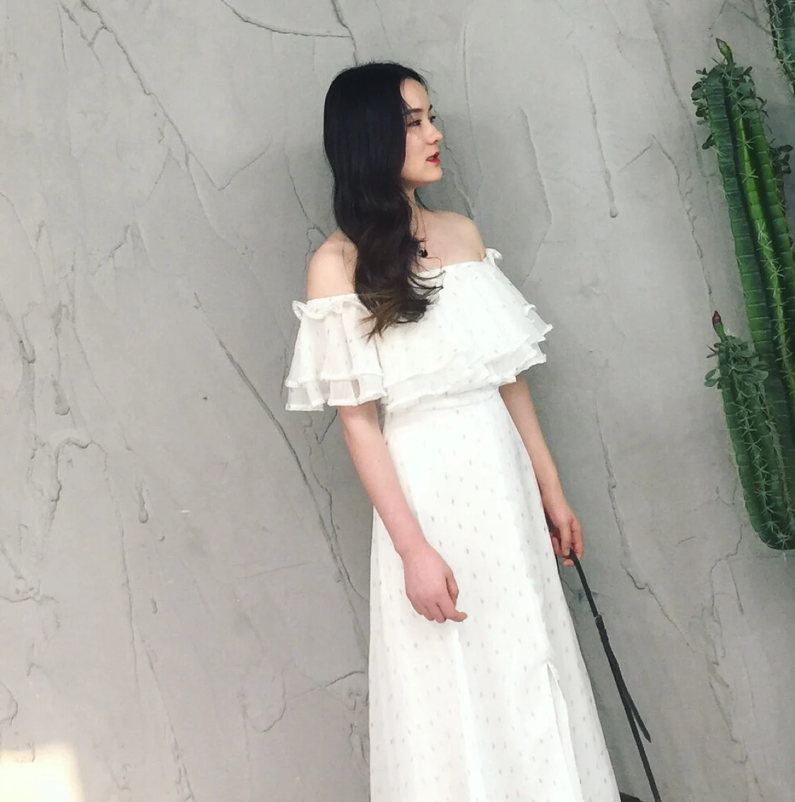 Женское платье в Золотой горошек длинное белое с оборками и вырезом