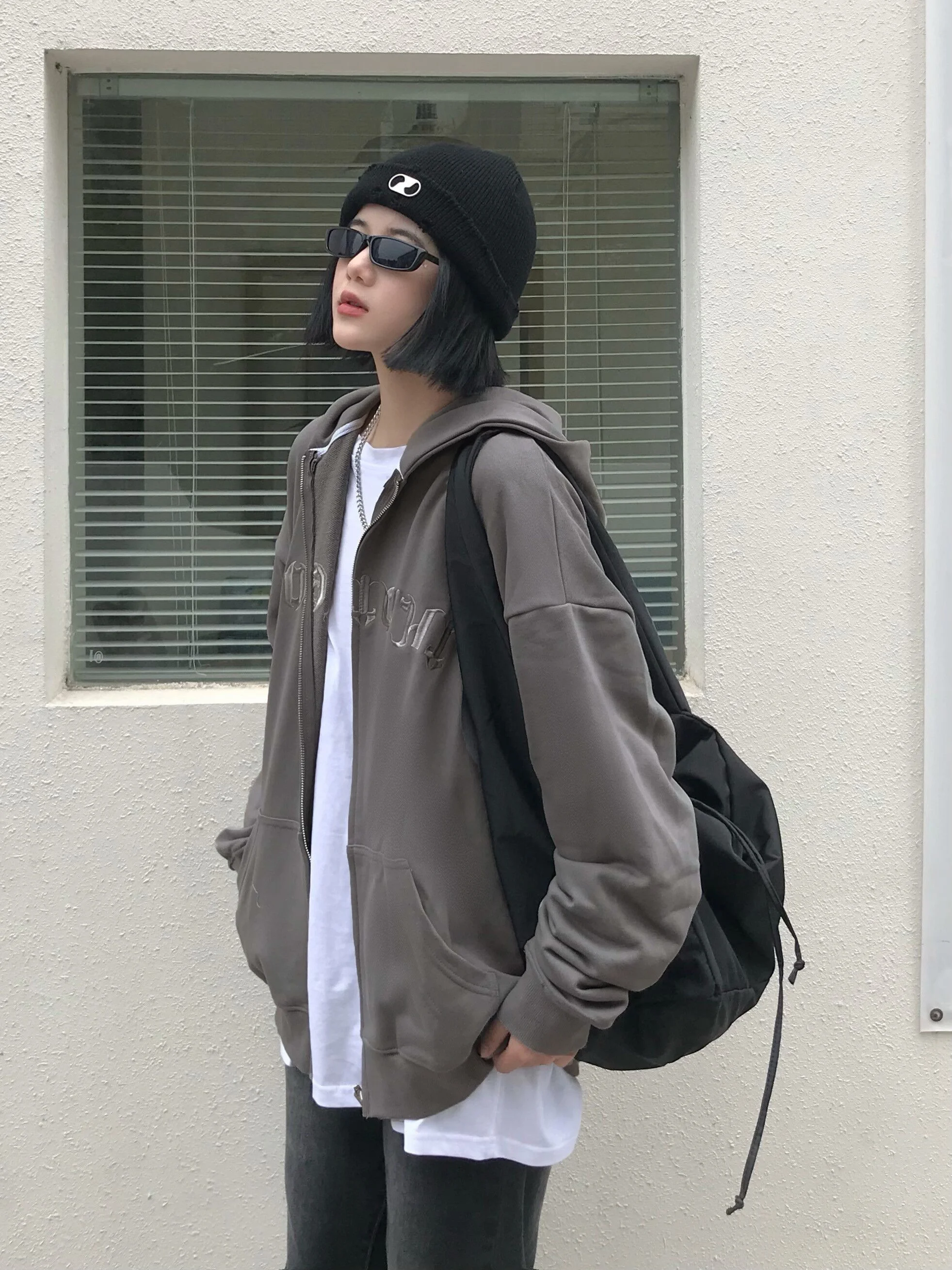 

Женский тонкий свитер с капюшоном и вышивкой