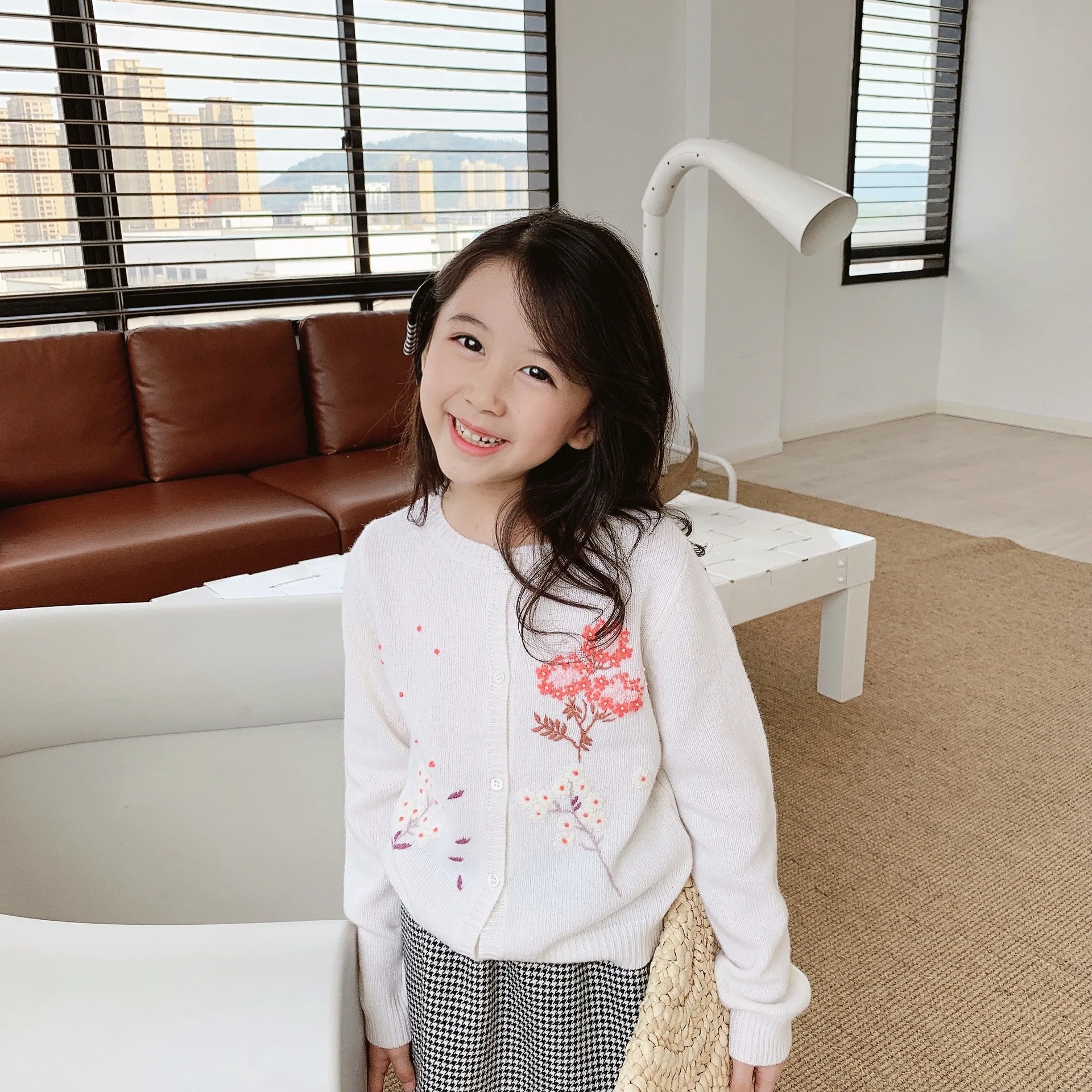 

Spring Autumn girls clothes white exquisite hand-embroidered sweater round neck sweater pullover