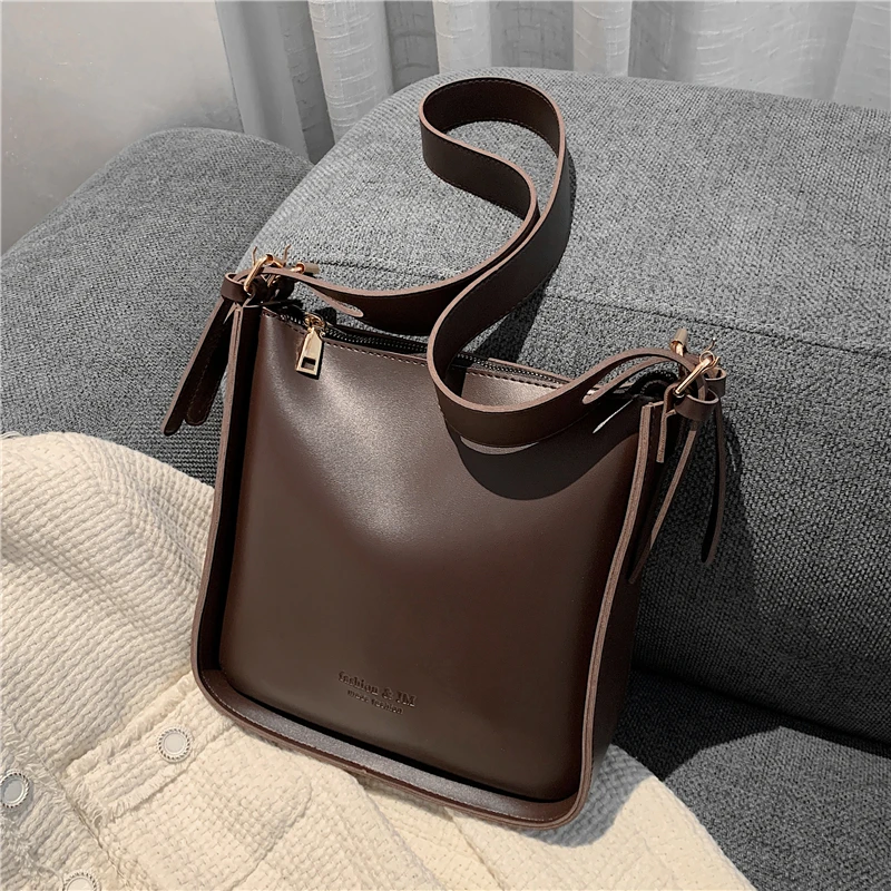 

Luxury Vintage Wide Strap Bucket Shoulder Bags For Women Brand Designer Simple Large Capacity Crossbody Work Ladies Handbags