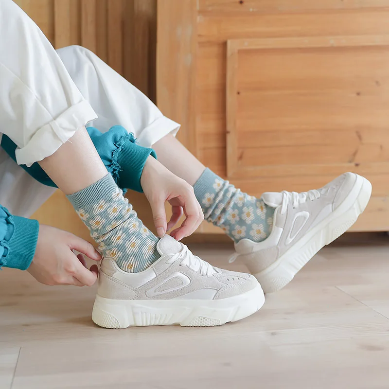 Funky Retro Daisy Cozy Women's Tube Socks Cartoon Flower Streetwear Skateboard Cotton Harajuku Kawaii Socks Autumn Winter