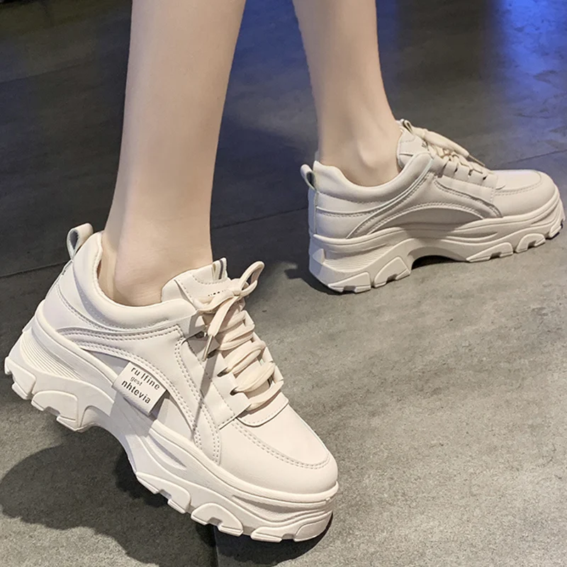 Женские кроссовки на массивной вулканизированной подошве белые модные