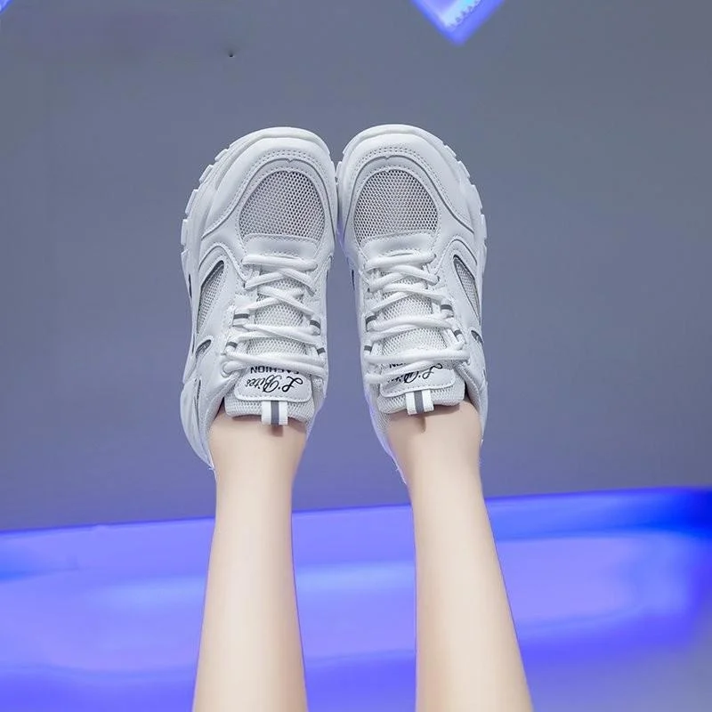 Женские осенние кроссовки на массивной платформе белые или черные дизайнерские