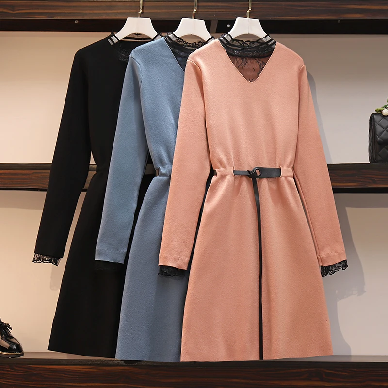 Офисное женское черное трикотажное платье-свитер с кружевным воротником и