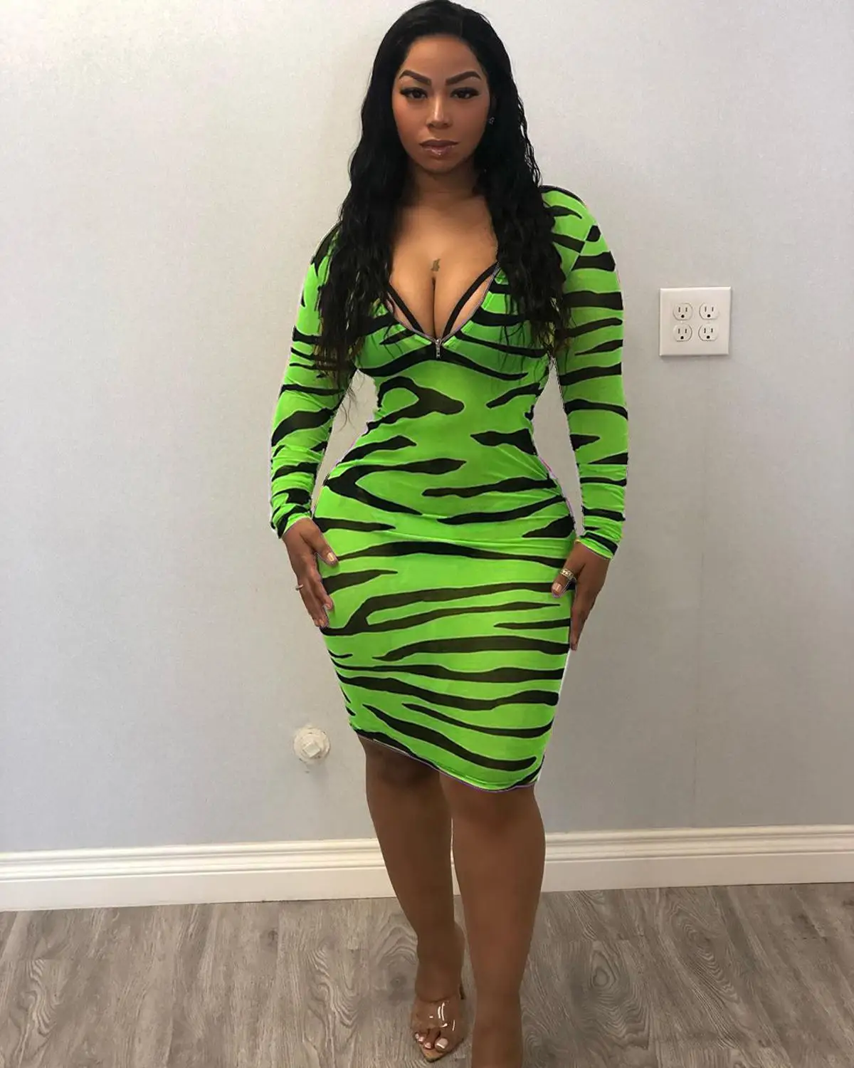 Женское облегающее платье миди с принтом зебры длинным рукавом и V образным