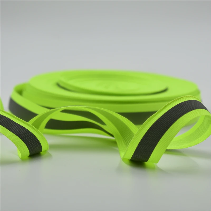 Светоотражающая лента для плетения зеленая красная полоска 2*1 см в ширину 1