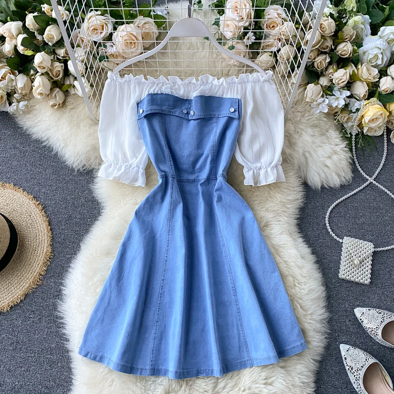 Женское джинсовое платье с открытыми плечами летнее лоскутное короткое в стиле