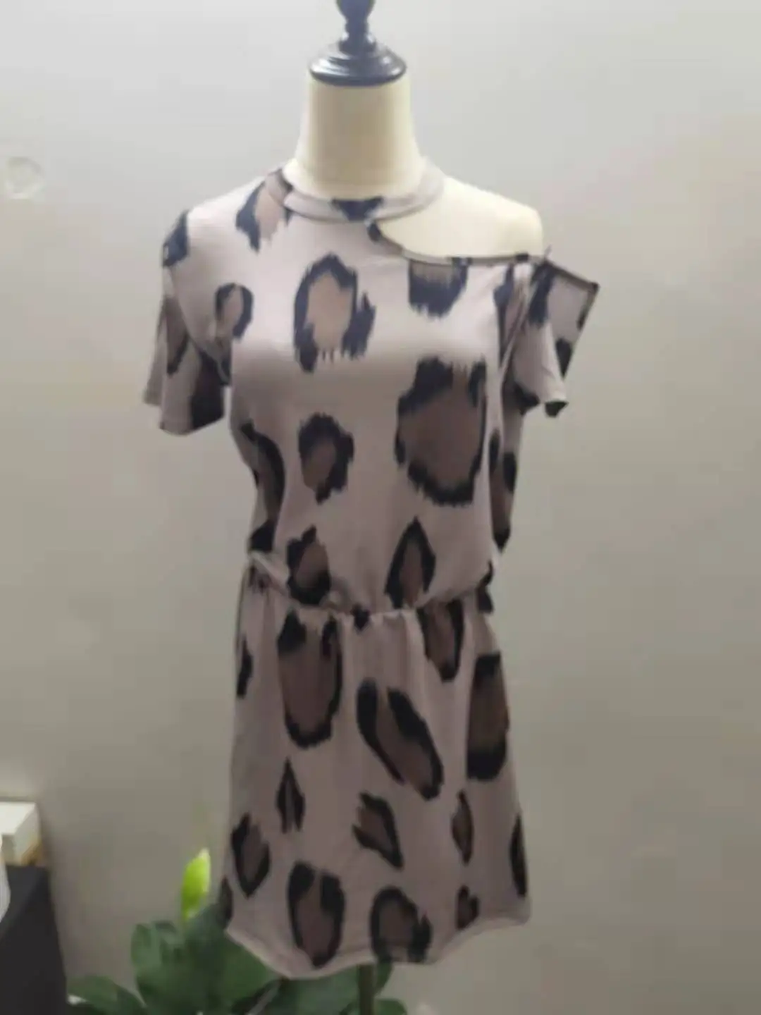 

2021 summer new short-sleeved leopard print off-shoulder personalized round neck dress dress women