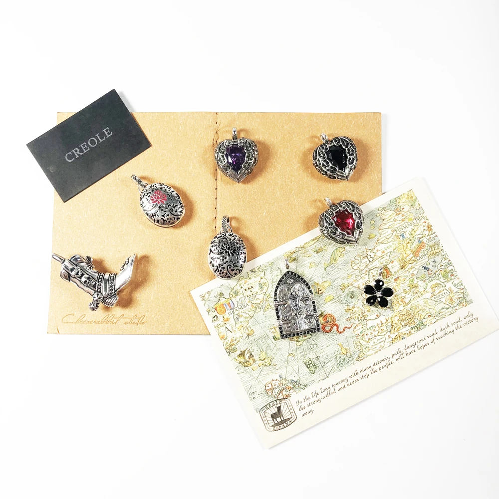 Медальон с крылатым сердцем и цветком ожерелье на окно ботинок черными