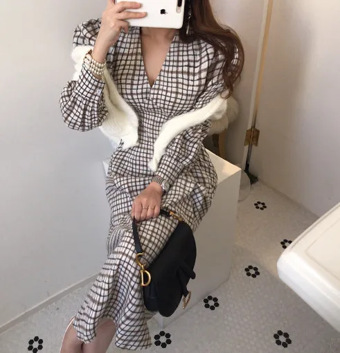 Женское элегантное платье миди с пышными рукавами осенне весеннее облегающее в