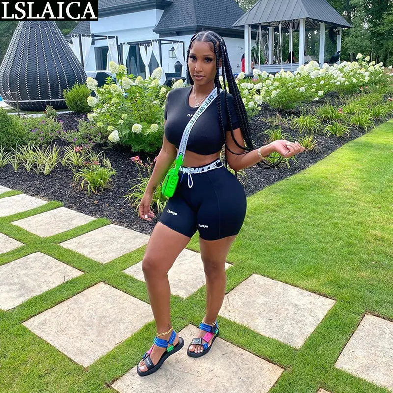 Комплект из двух предметов: короткий топ и шорты трикотажный спортивный костюм с