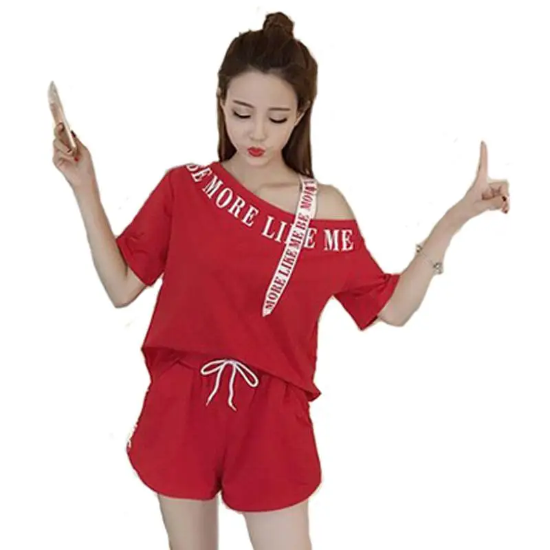 

Женский спортивный костюм из футболки и шортов с открытыми плечами