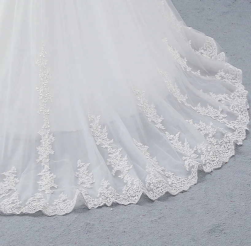 Свадебное платье трапециевидной формы расшитое бисером кружевное с аппликацией