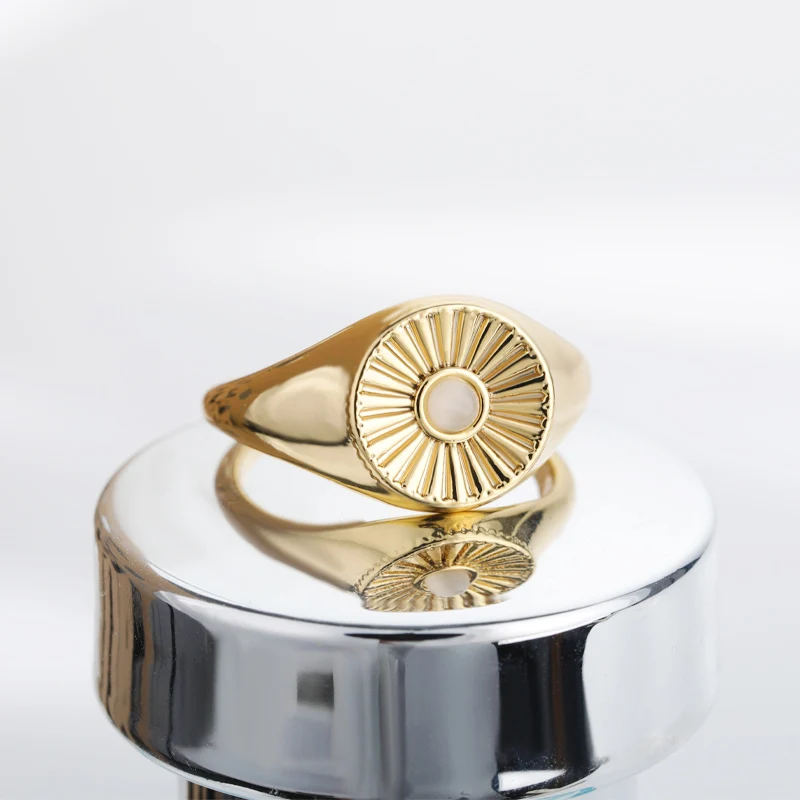 

Creative Sunshine Rings For Women Men Vintage Gold Color Carved Sun Pattern Ring Stainless Steel Wedding Couple Rings Jewelry