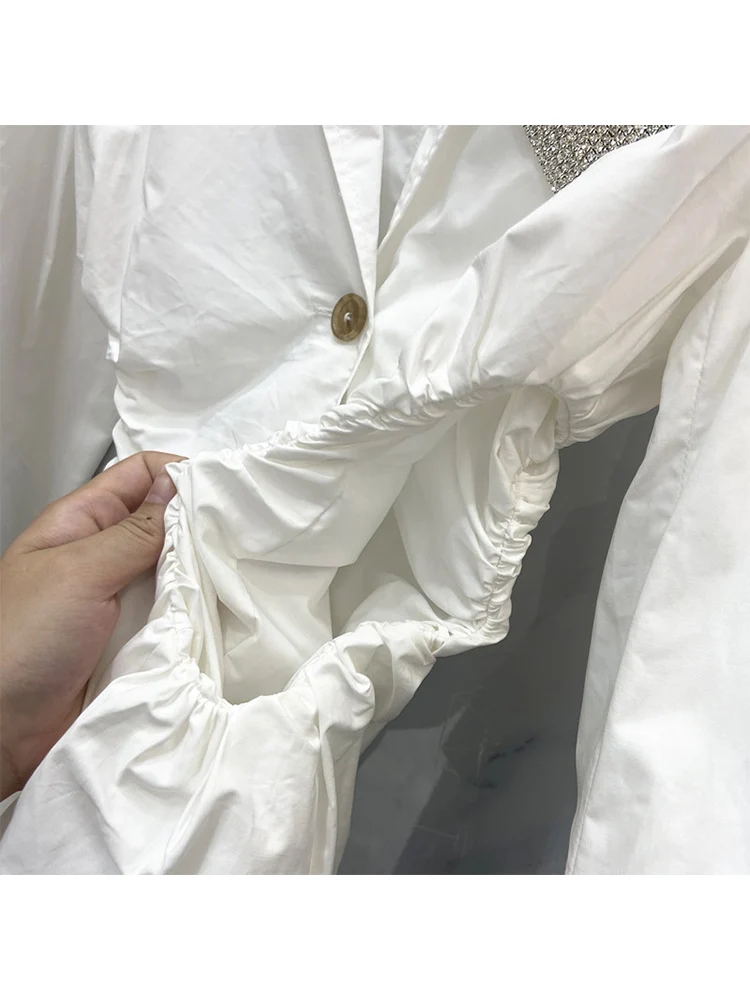 

Solid color splicing heart-shaped diamond brooch Hollow leaking waist suit collar short coat Ladies spring new fashion all-match