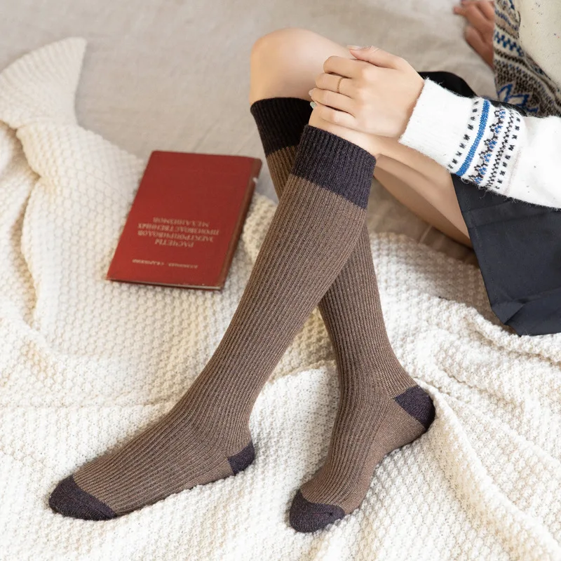 

Leg socks are simple and versatile in autumn and winter. Japanese retro college style and high socks in knee socks fashion trend