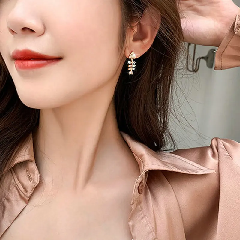 

Hypoallergenic Crystal Fish Bone Earrings Temperament Simple Female Earrings