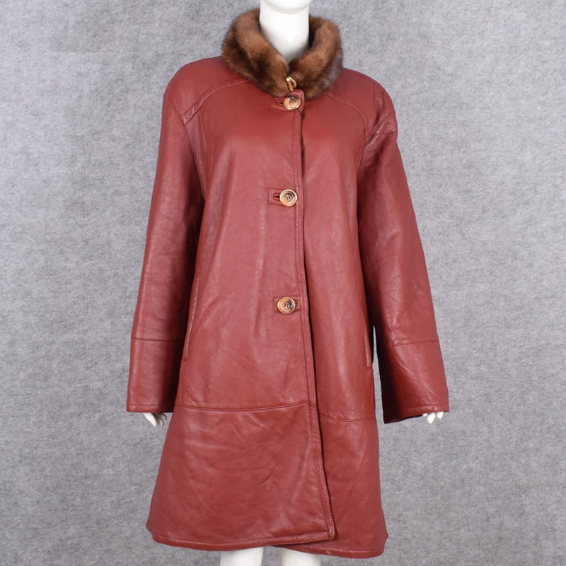 Женское длинное пальто с шерстяной подкладкой красное воротником из меха норки