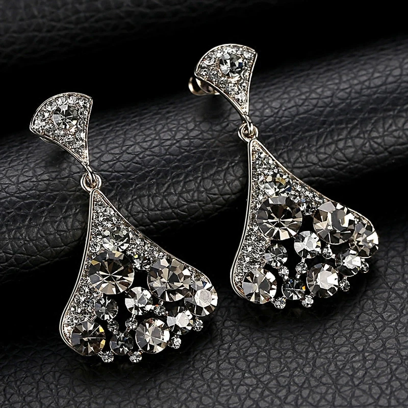 

Cy Retro Court Baroque Earrings Simple Personality Exaggerated Stud Earrings