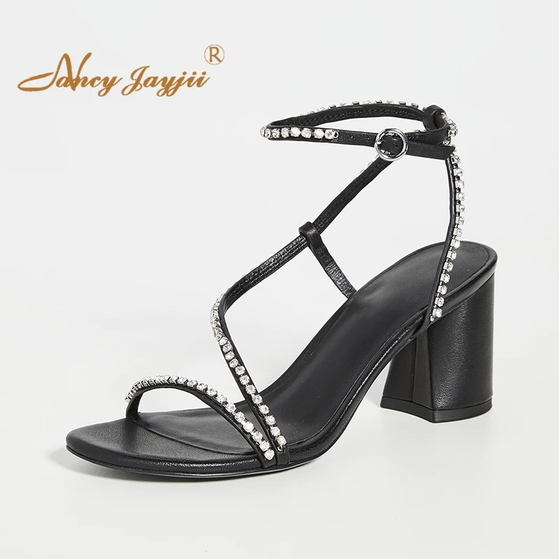 

Кристальные сандалии; повседневная женская обувь черного цвета на не сужающемся книзу массивном квадратном каблуке с ремешком на щиколотк...