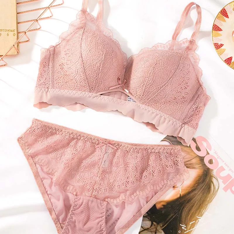 Комплект женского кружевного нижнего белья из трусов и бюстгальтера без