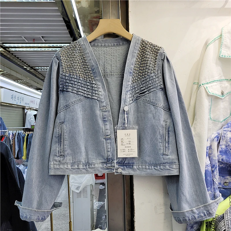 

Женская джинсовая куртка с V-образным вырезом, длинным рукавом и заклепками